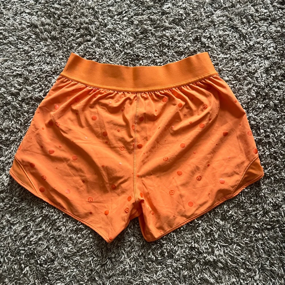 Lululemon high rise hotty hot short size 8 - Picture 2 of 4